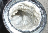 排水管の内部に固形化した油などが張り付いている写真